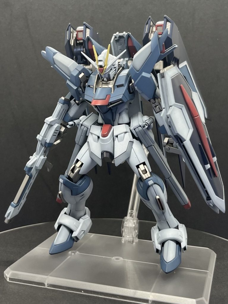 腰のサイドアーマーは、腰に密着するように、裏側装甲切断、接続部を削る加工をしています。