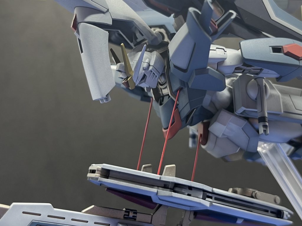 シールド側にガイドビーコンを接続し、スタンドの位置調整で胴体からガイドビーコンが出ているように見せています。