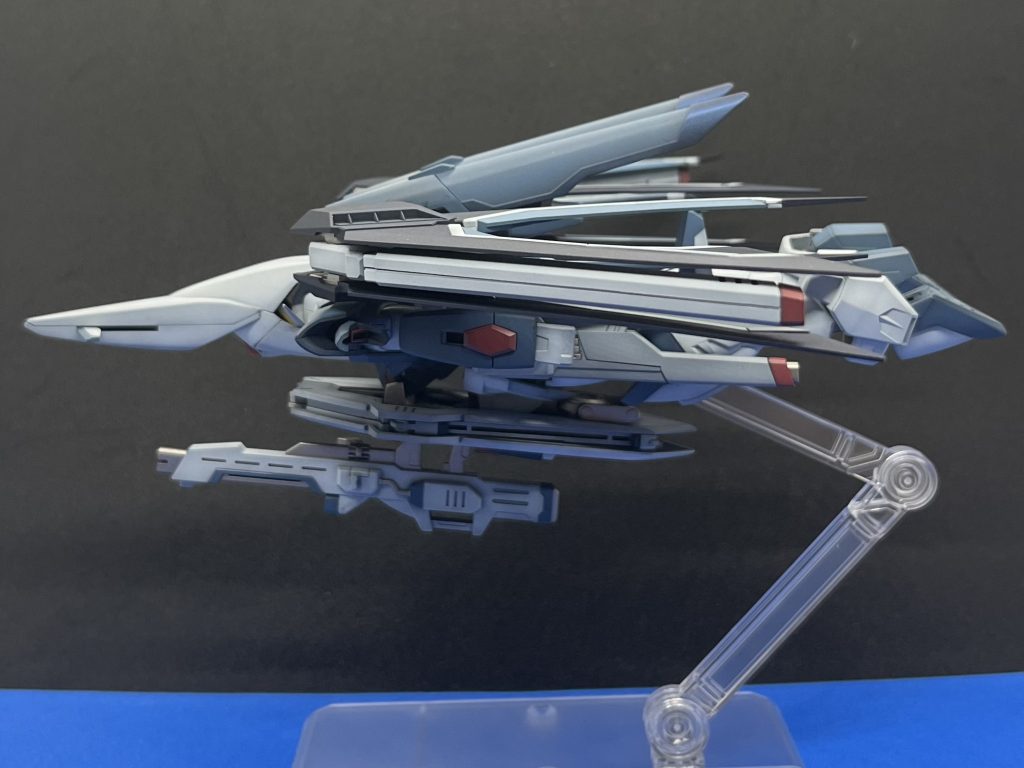 持ち手にあるピンを股間裏にある穴に挿してシールドと胴体を接続しています。ジョイントパーツを使うより胴体にシールドが密着するようになっています。