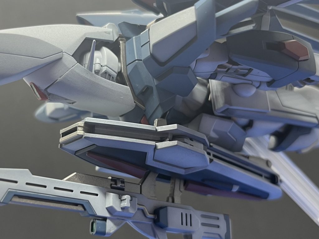 肩アーマーを後方にスライドしてなで肩状にして、サーベルラックを回転させ水平にします。