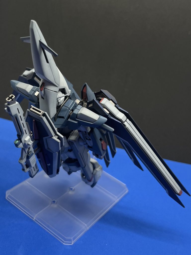 映像だとシールドが胴体にもっと密着しているのですが、模型だとこれが限界かも。