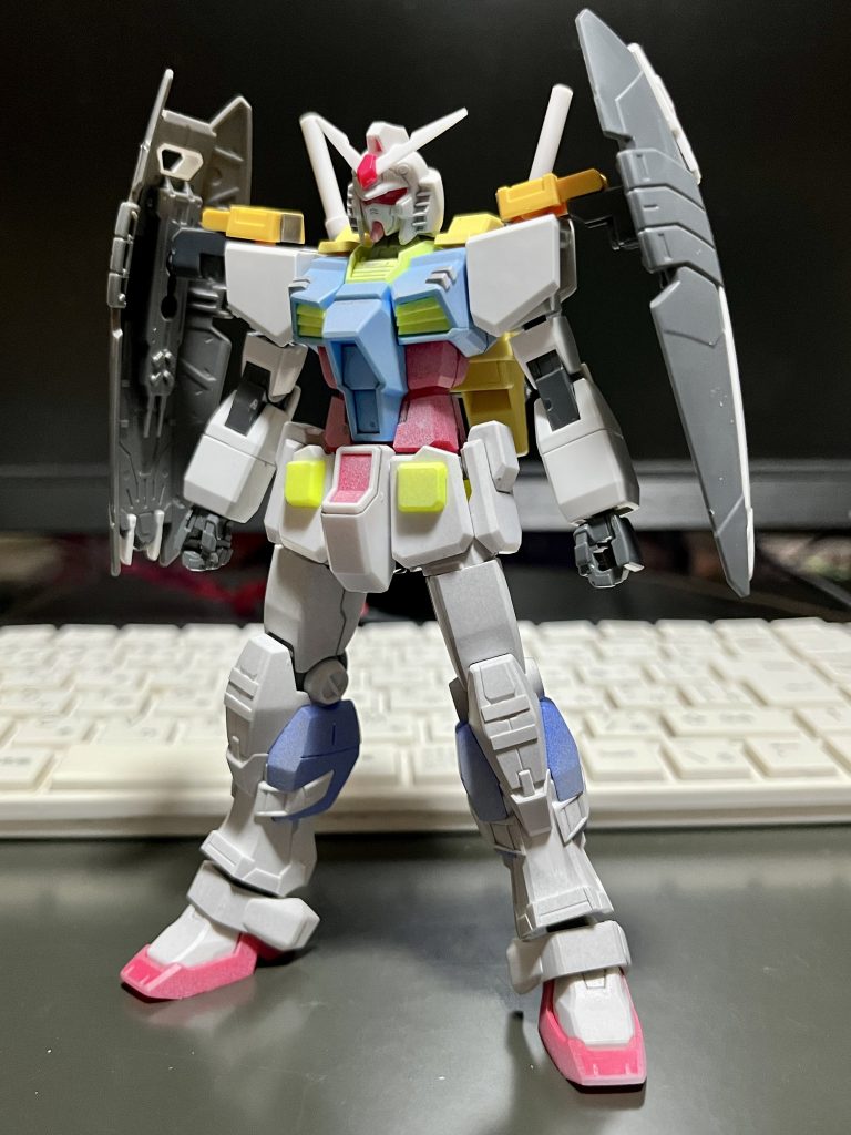 GBNベースガンダムの頭胴体と爪先とサーベルラック腕はOガンダム脚はフルアーマー7号機(脹脛はジャンク合わせて2機分の内脹脛を張り合わせ)バックパックはパワジムカーディガンを幅詰め肩シールドはジェミナス系のもの+プラ板や筋彫りでディテールを追加