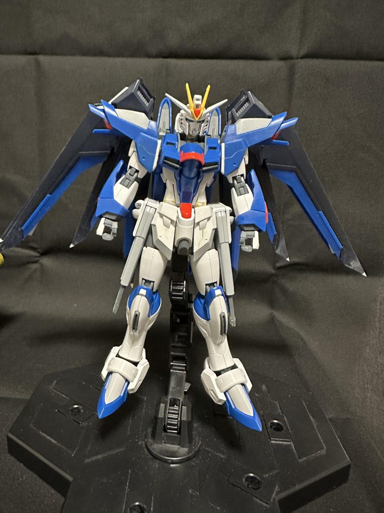 首を0.5ml延長、腰を2ml延長、脚を1ml延長しています。ウィング、アンテナをシャープ化肩アーマーを1ml延長して腕の軸を見えない加工してます。