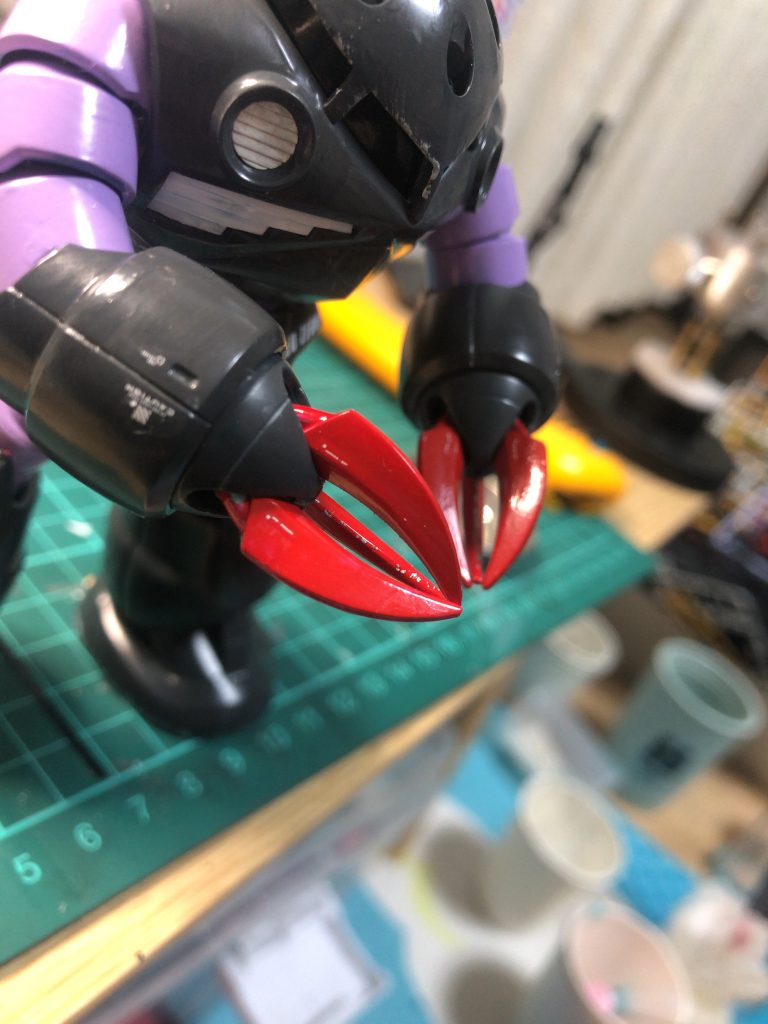 爪部分にもデカールを貼り、赤い爪をアピールします。