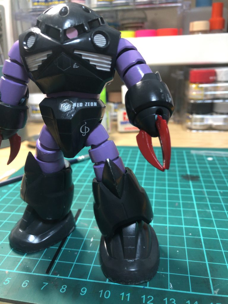 ネオジオンのデカールしか無かったので貼ってみました!音符みたいなマークが好きなので貼ってネオジオン軍のアピールします。