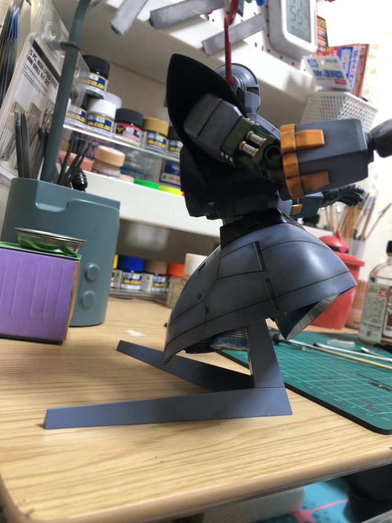 RGみたいにしたいと思って頑張ってヤスリでひたすら削り散らかしたのに外装を装着したらそんなに曲がって無い様に見えます。これ以上削る勇気が無かった為、削りカスを吸って咳が出るので諦めました。次回もジオン軍MSを作りますのでよろしくお願いします。