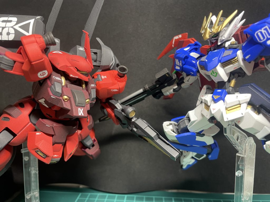 お気づきの方もいるかもしれませんが…今回のガンプラは某闘争を求めるゲームの例の機体をモチーフに作っております。AC風をコンセプトにリア友が白いケンプファーを僕は赤色に9のマーキングを入れた本機を作りました。許可を得てそちらも投稿したいですね。一緒にガンプラを作る… 素敵だ…ご友人…あまりの感動にブルートゥが出てきてしまいました（笑）
