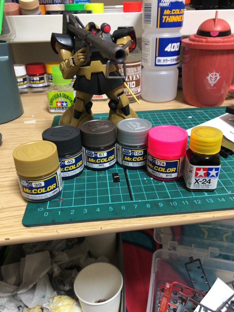 メイン色にダークイエローブラックをジャーマングレー胸をニュートラルグレー武器を焼鉄色モノアイは蛍光ピンクロングヒートホークはガンクローム、クリアイエロー