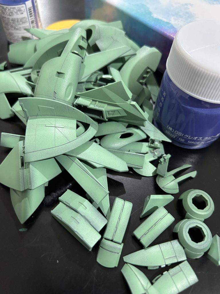 メインパーツは黒で立ち上げて調色してターンXぽい緑で塗装。 塗料はたしかガイアノーツのライトグリーンとエメラルドグリーンを6：4で混ぜたような…スミ入れはミスターカラーのウェザリングカラーマルチグレーで主張し過ぎないようにしました