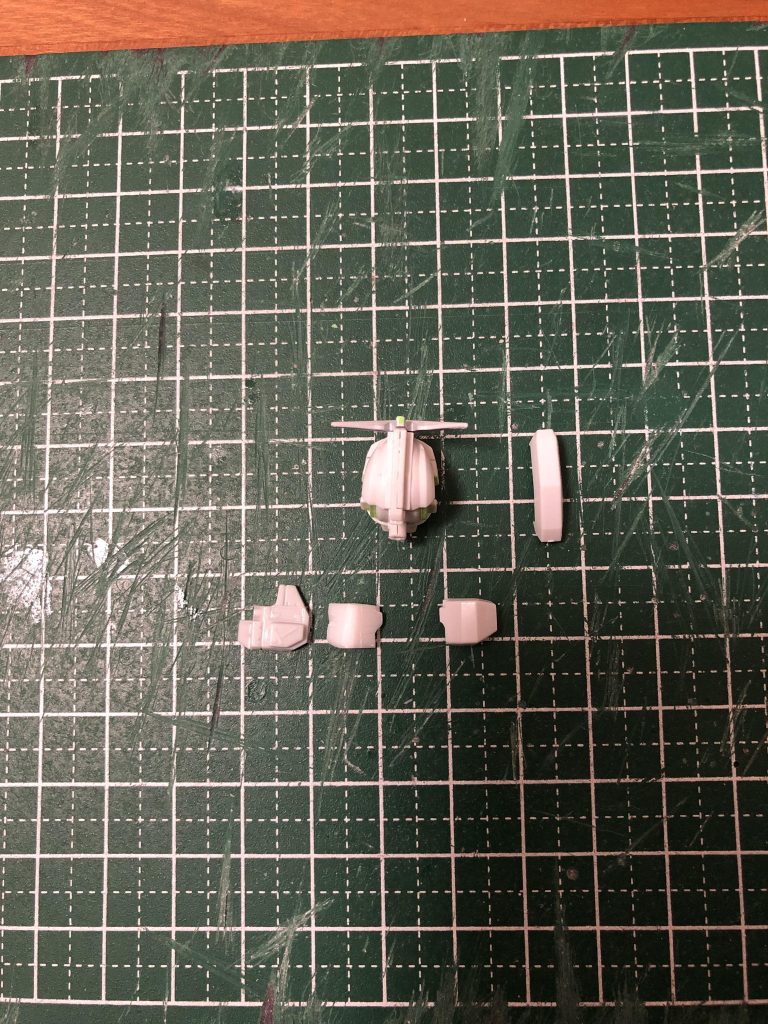 ジャンク品のため左後頭部のパーツが欠損していたため、同パーツの自作を決意。プラ板から成形し、余剰パーツ(HG陸戦型ガンダムの頭部ユニット)をセットしました。