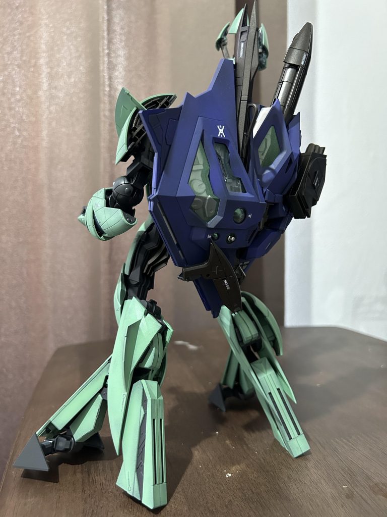 背面から武装と内部フレームは違う色で塗装し差別化することでよりリアルさを追求これからガンプラのモチベを保つために半分自己満足の為に投稿するので見かけた際はアドバイス等も頂けると幸いです。