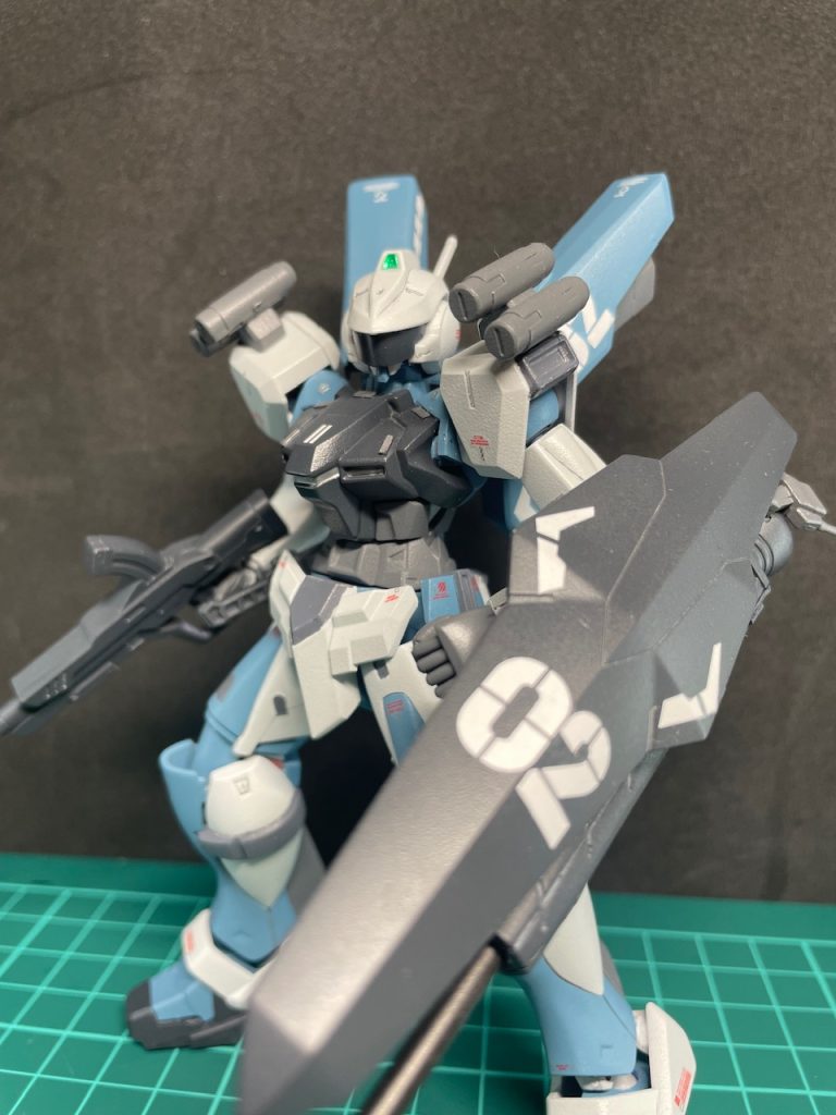UT-1D改シビリアンアストレイアームズブレイカー「非戦闘用MSをMAに対応できるようにする」をコンセプトに作られたガンプラ。しかし、MAにMSで対抗するためには、単純な機体性能だけでは意味がない。作戦、搭乗者の技量も重要な要素である。それを踏まえて本機は「標準的な武装を使いながらスモークとダインスレイブを組み合わせ、一撃必殺を狙う」戦法を前提とした改造が施されている。確固とした戦法とダイバーの操縦能力により数多のMAを破壊したことから「アームズブレイカー」と呼ばれるに至った。