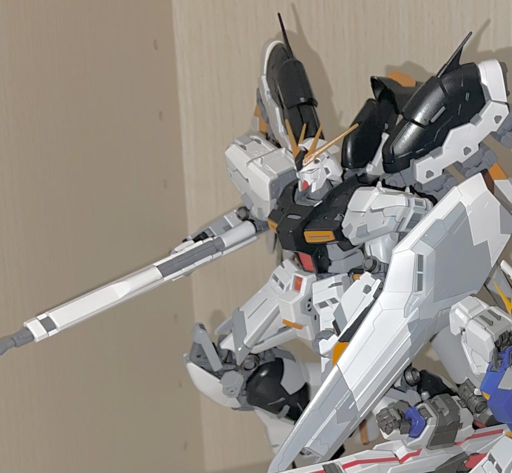 小隊メンバー1RG Hi-νガンダム(νガンダムカラー塗装)塗装のみ。本当は墨入れてデカール貼ってトップコートまでしたかったですが、これはこれでかっこいいのでいいのです😎