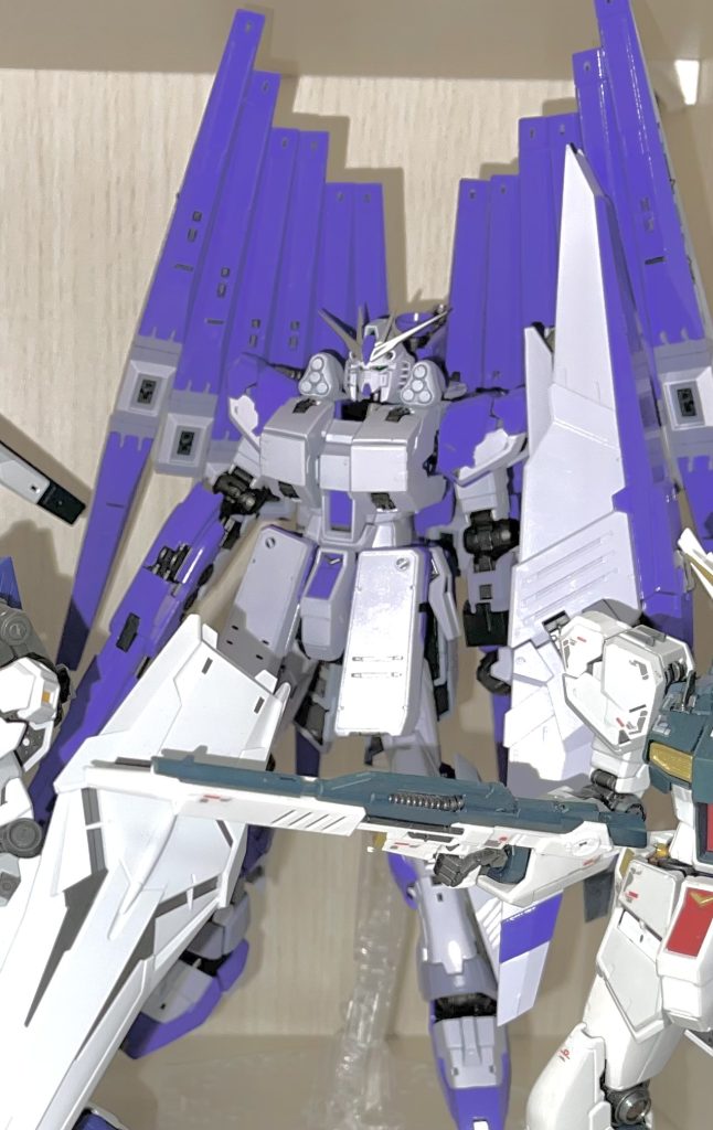 小隊メンバー3RG νガンダムHWS DFF仕様(Hi-νカラー)DFF改造、Hi-νカラー塗装今年初投稿した機体です。他の機体と並べると機体色がグレー寄りってのがよくわかりかっこいいです😎