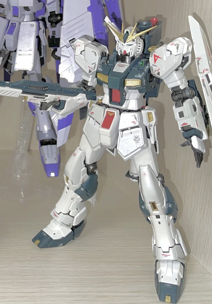 小隊メンバー4RG νガンダムメンバー3にフィンファンネルを奪われてバズーカとビームライフル、シールドしか装備してない状態です。逆シャアの工場から機体を受け取った直後みたいですね。初期のガンダムみたいなスッキリした感じなのでこれはこれでかっこいいですね😎爆