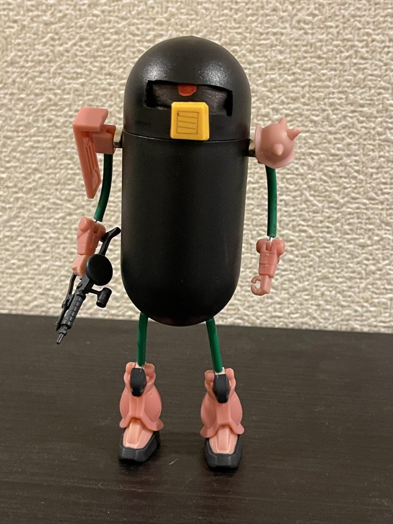 とりあえず手足はジャンクで売られてたシャアザクのフィギュアから毟ってマグネットで接続してます。なので辛うじて自立出来てます。