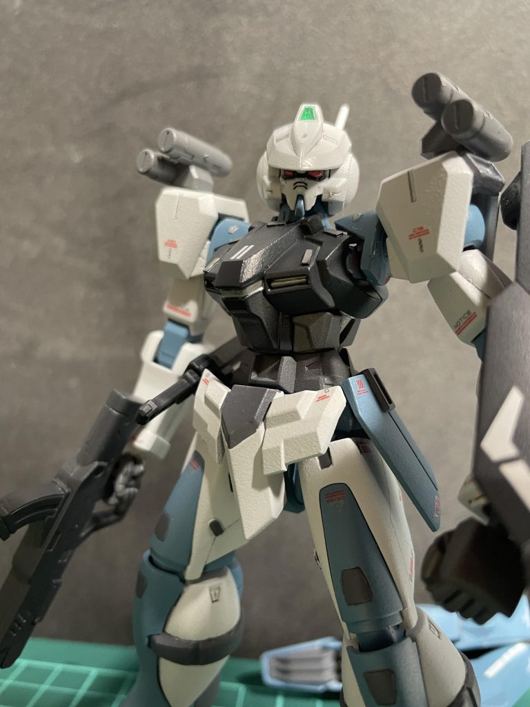 武装ビームサーベル&シールドシビリアンアストレイに標準装備された武装。         シールド裏にマウントラックを取り付けたことでシールドの先端からビーム刃を形成する方ができる。76mm重突撃機銃シグーディープアームズからの流用。アーマーシュナイダー脚部と腰部に取り付けられた武装。戦法上あまり使用しない。スモークグレネード肩部に装備された兵装。目眩しや陽動などに使われる。ダインスレイヴ•PBダインスレイヴをパイルバンカーとして改造したもの。後部に取り付けられたバーニアにより桁違いの威力がさらに上昇している。使用時には頭部のバイザーが格納されツインアイが現れる。ストライカーシステム改造時に偶発的に取り付けられたシステム。これによって通常時に装備されているものを                「ハイブーストストライカー」としている。