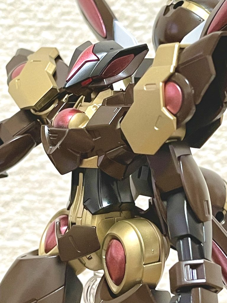 お顔に目を追加してます。やすりで軽く削ってクリアレッドのランナーの端っこをサイズ調整した部品を取り付けてます。写真ではちょっと分かりづらいですね