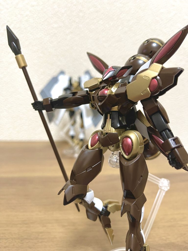 色についてはそこそこ再現できてるかと思います。おや、後ろに見えるのは...