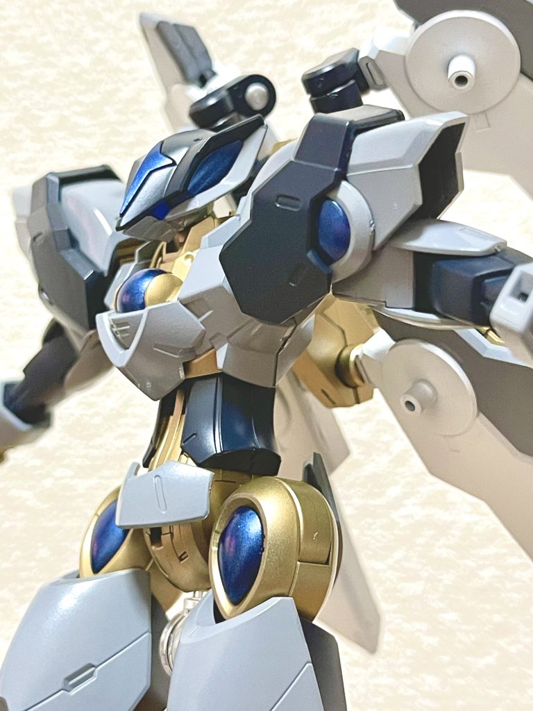 アヌビス同様に目を追加してます。これも捨てずに取っておいたクリアブルーのランナー端をサイズ調整して作成してます。