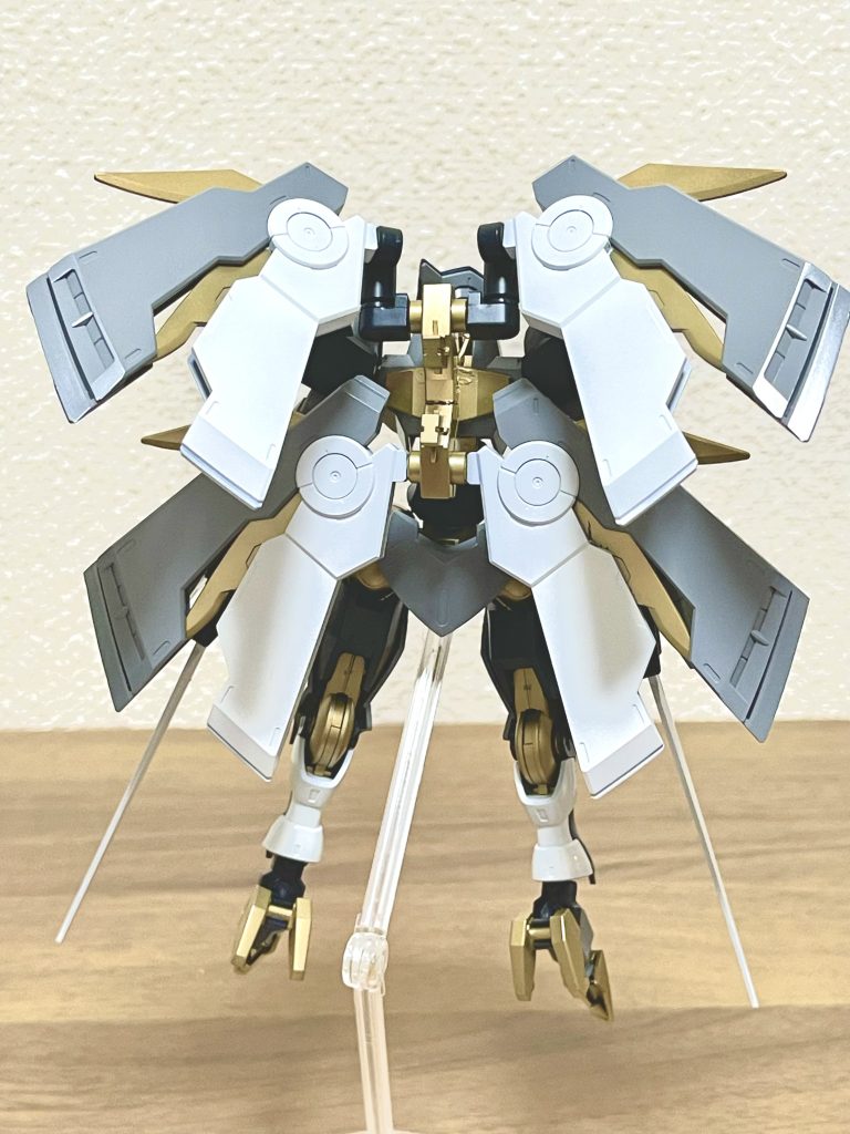 ウイング展開!ウイング内にブレードが格納されてますが、これはゴールドで塗装してます。これも原作再現です。ウイングは上にはアームがついてるのである程度動かせます。下のウイングは角度調整のみです。