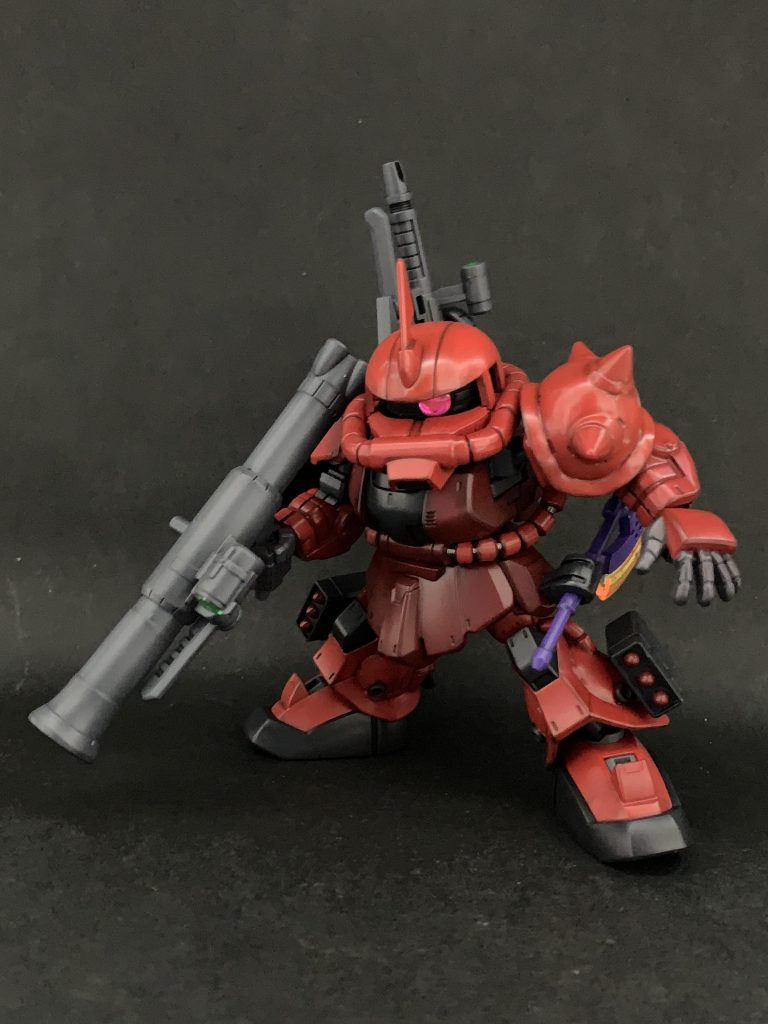 赤くし過ぎたSDCSシャアザクです。色んな武器を装備できるように腰やら背中に武器マウントを足してます。