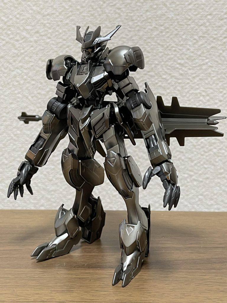 この機体使ってネタ作品を作成予定だったんですが、パチ組したら思ったよりカッコよくてこのままにしようと考えが変わりました。（なのでシールとかも貼ってないです。）