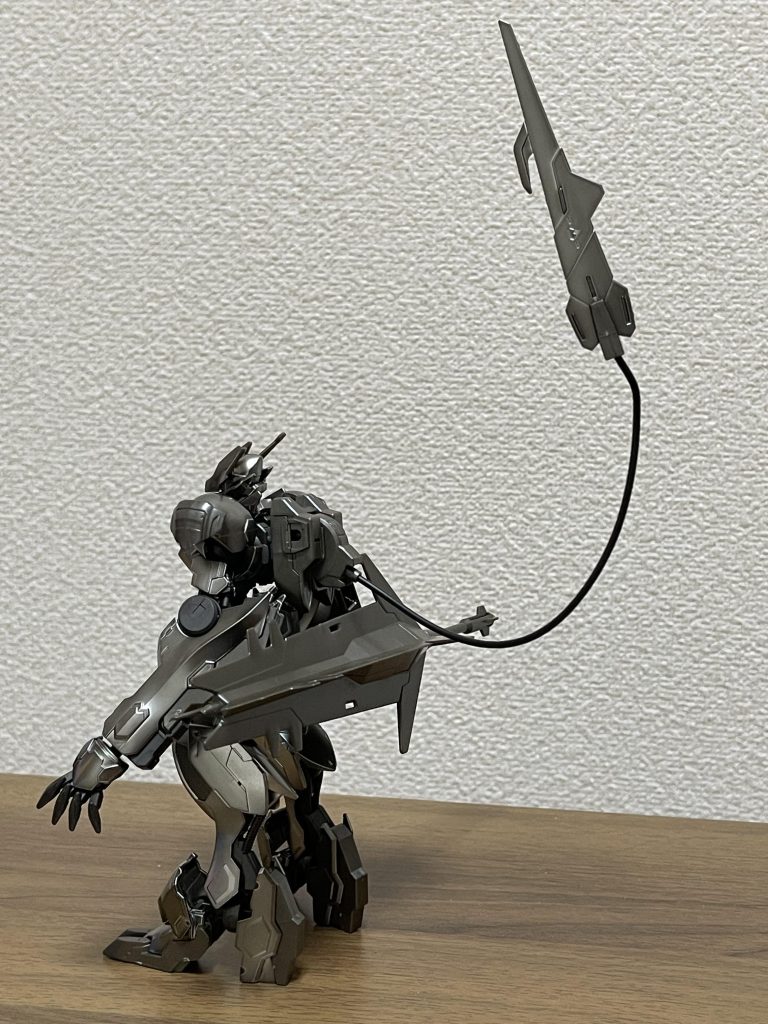 腰あたりに超大型メイスをマウント出来て、テイルブレードは針金で射出状態を再現出来ます。