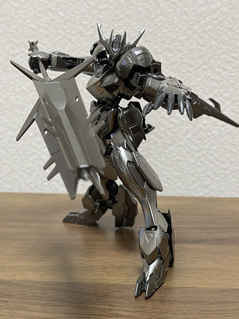 超大型メイス装備。片手でもしっかり保持出来ますのでかっこいいポーズもこの通り。（コーティングしてる分で保持しやすくなってる可能性有り。）