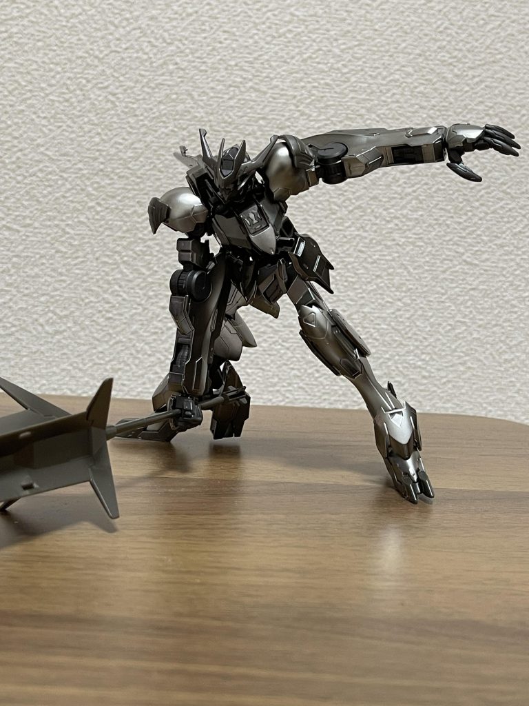 メイス振り下ろしポーズ。クロム系の色のおかげで重々しい感じがいい塩梅でバルバトスに合ってると思います。