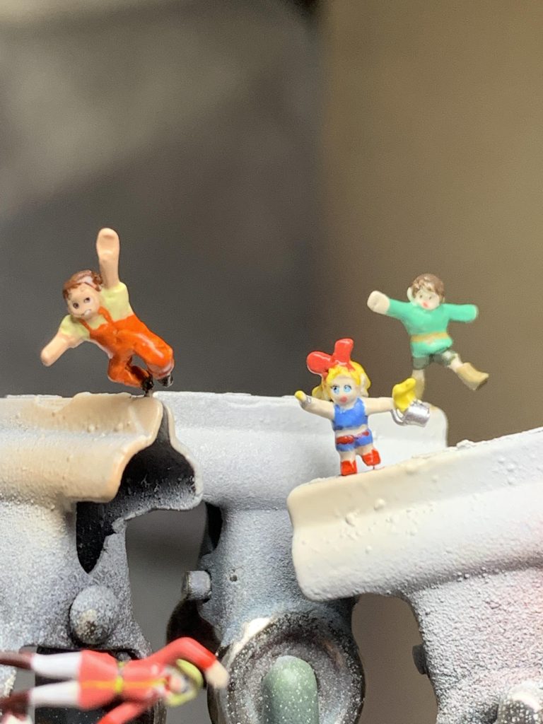 カツレツキッカはMGアッガイ付属のフィギュアを参考に1/144サイズにしています。大人よりも頭がデカいバランスだったので、ギリ目を描く事ができました。