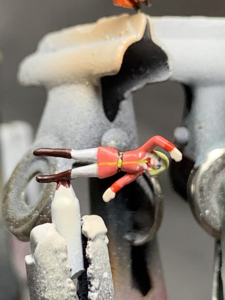 セイラさんはビルダーズパーツの1/144フィギュアなので塗るだけでした。なんとか目を描けてますが、以前、RGのアムロやらシャア総帥に目を描こうとしたけど無理だった経験から、ビルダーズパーツの1/144フィギュアはちょっと頭が大きめなのかも知れません。