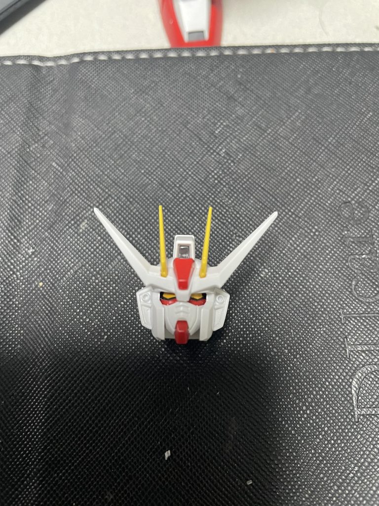 元キットのアンテナが横に広かったのでアカツキ制作時に余ってたRMエールストライクのアンテナに変更