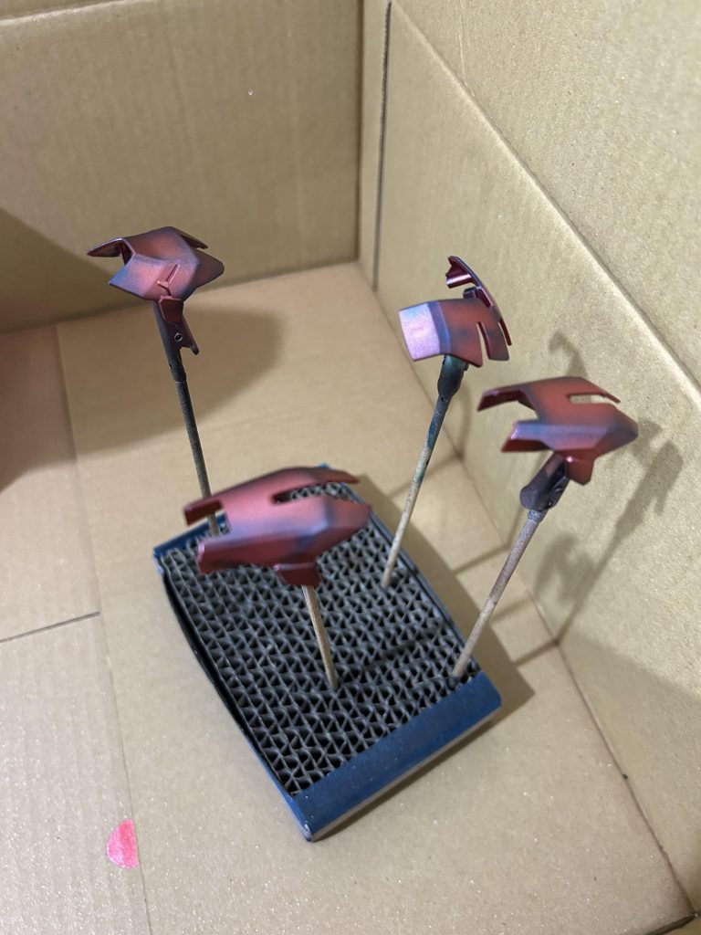 続いて影を作るためにミスターカラーのメタルブルーでパーツの角に塗装していく後々思えばここの影もっと濃いほうが良かったな…