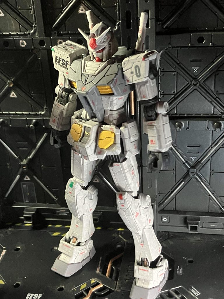 中の人アーマーを付けてしまいますが隠れてしまう所もデカールを貼ってます高ガンのキットが細かくモールドが入っているので、そっちに引っ張られないように自分的には、かなりの数のデカールを貼ったと思います