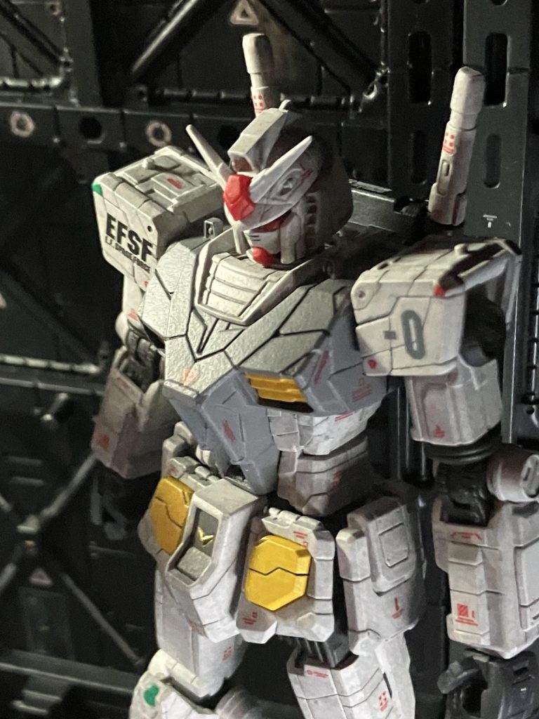 モールドを強調したくなかったので墨入れは田宮のダークグレーを入れてます胴体部はブラックを使ってますデカールはガンダムデカールとハイキューパーツさんのコーションデカールを貼ってます