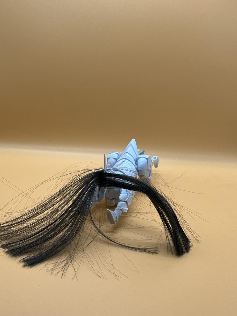 うなだれています。ダイソーのウィッグで装飾してます。