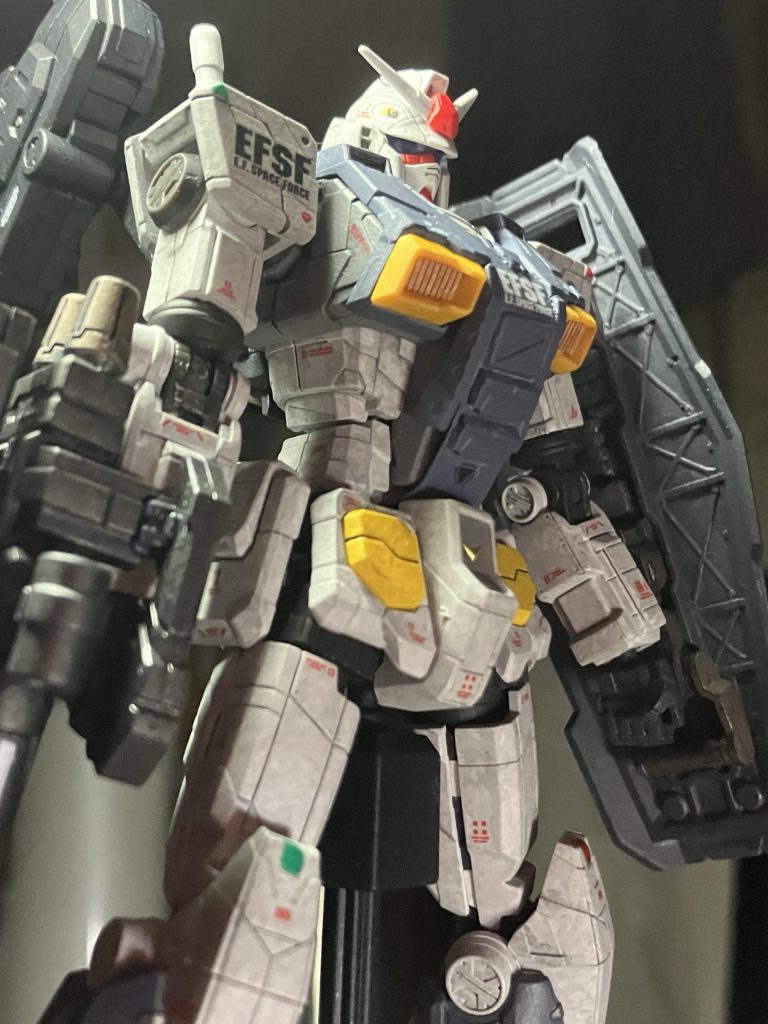 キットのアーマーはコクピット部分を覆っていなかったのでプラ板で延長させてディテールアップパーツを貼って、それらしくしてみました