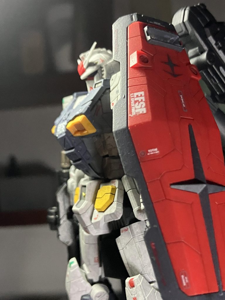 自分的にシールドの色合いがビシッと決まって本体よりシールドばかり見ていたりしました笑だけど赤は無塗装なんですか😅