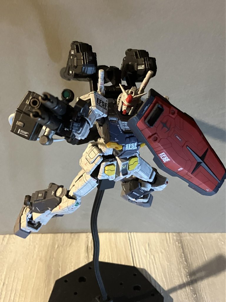 後ろの追加ブースターはキットのままだとビームサーベルに干渉して動きが余り取れないのでアームを付けて2段回可動になってます