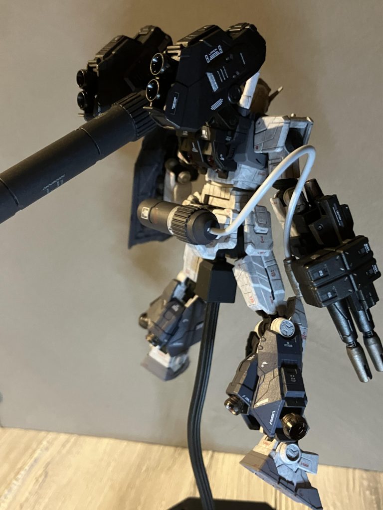 今回、製作にあたって思い描いていたのはガンダムファクトリー横浜のラボで展示されていた高ガンの試作1号機あれがスゴくカッコよく出来れば、あの感じにしたいと思いプロペラントタンクと2連ビームライフルの増量タンクを付けてみました