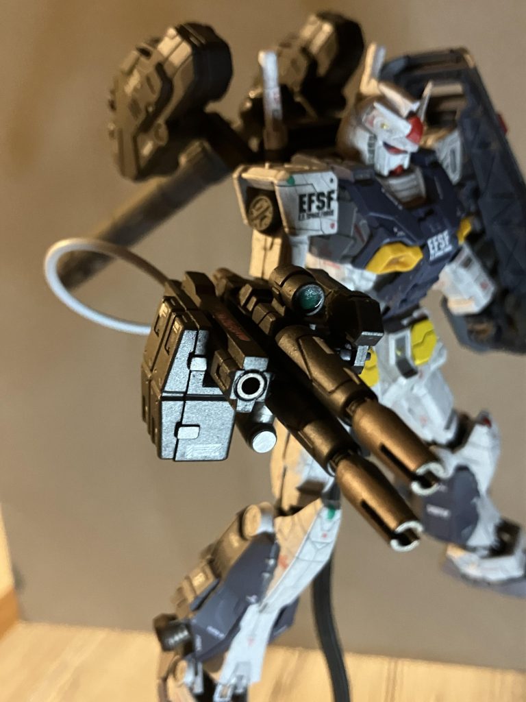 2連ビームライフルだけでは速射性、効率性、抑止力が弱いと思ったのでビームマシンガンを横に付けてます