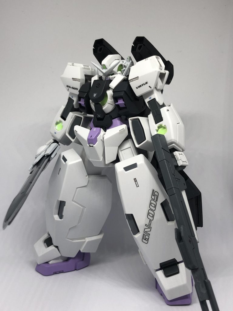 HGヴァーチェは、元々ジャンク品を購入しており、GNバズーカなどパーツ取りにしていましたが、洗浄さえすれば良品のようであっため完成品として制作しました。セラフィムガンダムは一年前に制作し、放置していたものです。全体像は「ヴァーチェフィジカル」に近付けました。