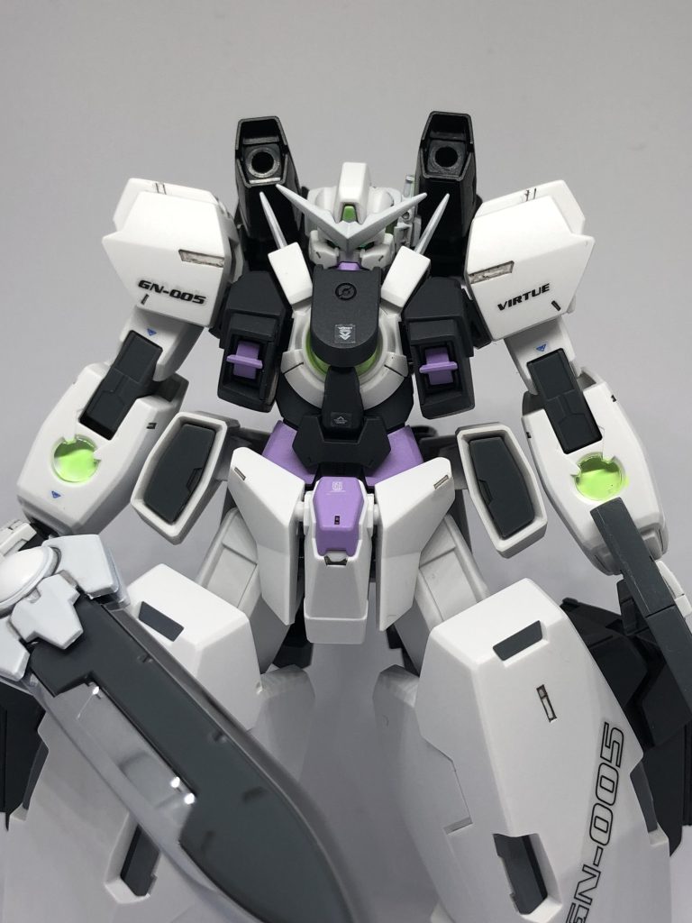 フロントビュー。頭部にヘッドギアを装備し、メイン武装はアメイジングエクシアよりGNブレイドを、サヴァーニャよりGNライフルを拝借。カラーは以前制作したソレスタルビーイングのガンダムタイプたちと同様MSパープルとMSホワイト。