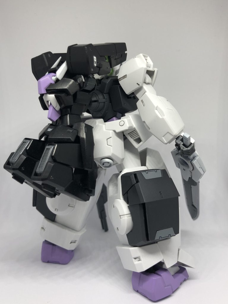 リアビュー。セラフィムガンダムの連結方法は、単純に元々の穴へ接続しただけです。接触部分が多く、すぐ外れます。GNドライブの直列ですね。