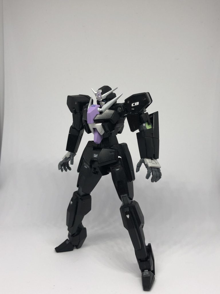 セラフィムガンダム。セラフィムガンダムもMSパープルで塗装し色味を合わせました。