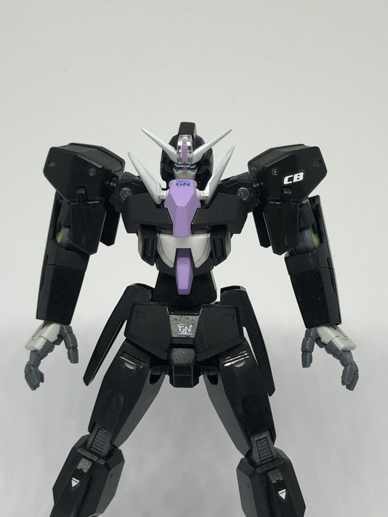 セラフィム正面。「OO」1期のガンダムタイプに合わせるよう顔の「への字ダクト」を無くしています。背部ユニットの巨大な顔も同様です。