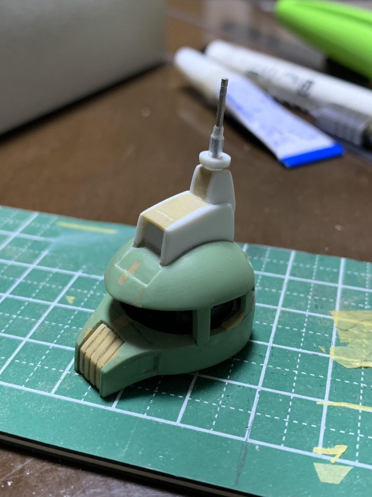 頭のアンテナは金属棒です。