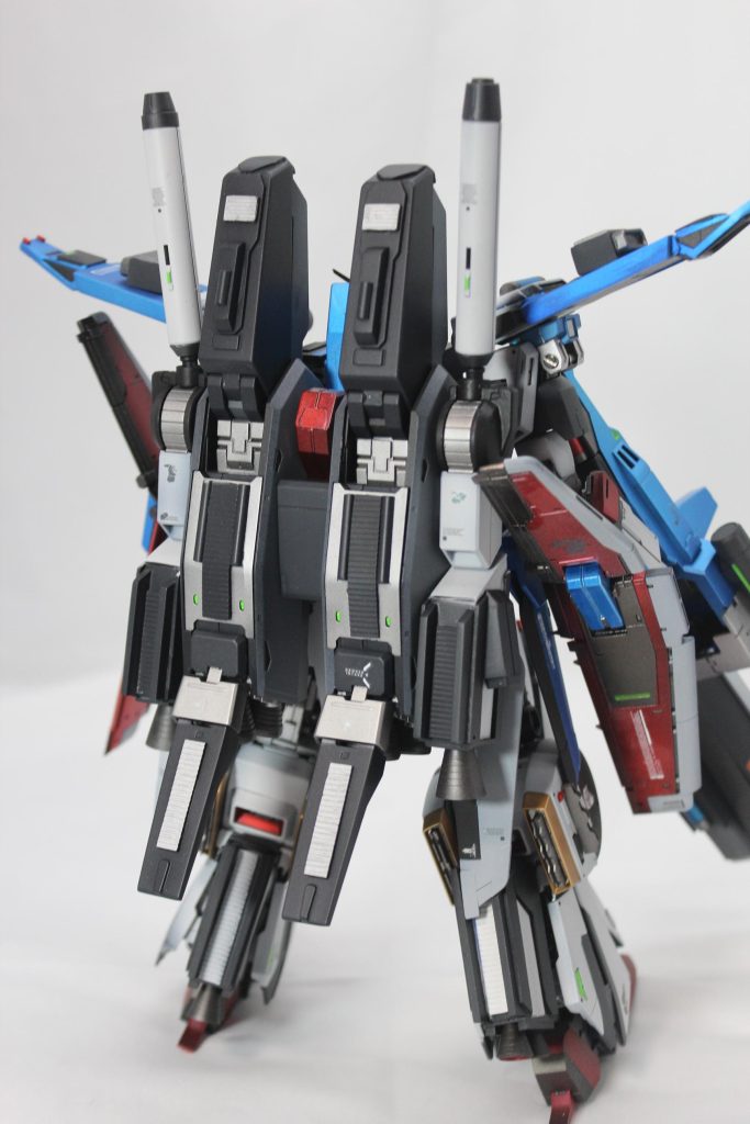 脚部、バックパックに補助スラスターを増設。ディテールを作り込みました。