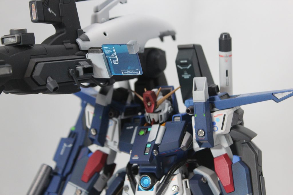 狙い撃つぜ!胸部アーマーは真ん中だけ大型化してます。